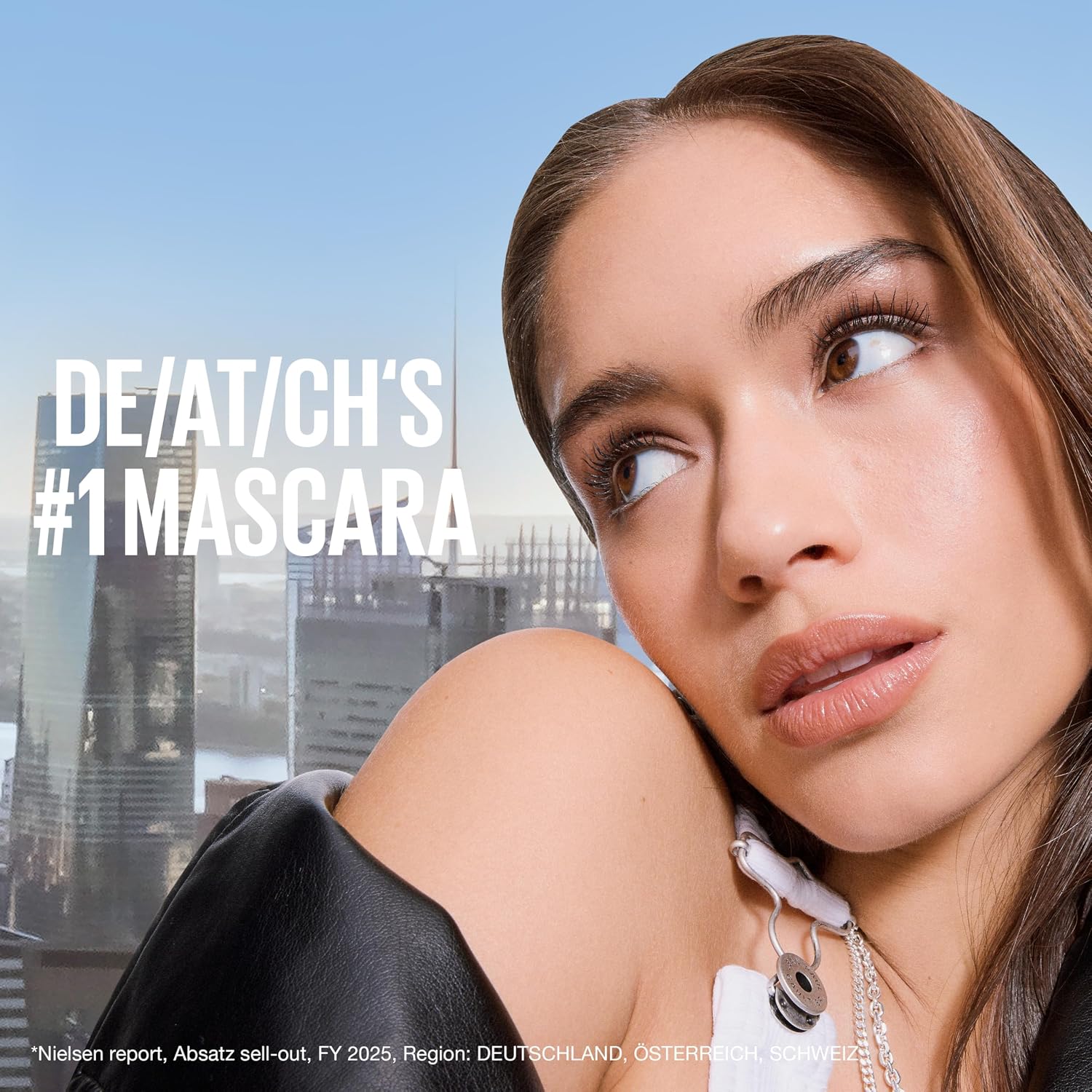 Maybelline New York Sky High Cosmic Black Mascara für extreme Länge & kosmisches Volumen, Ultra-schwarze Wimperntusche mit extra Pigmenten, Tower Flex Bürste & Bambusextrakt für maximale Definition – Bild 6