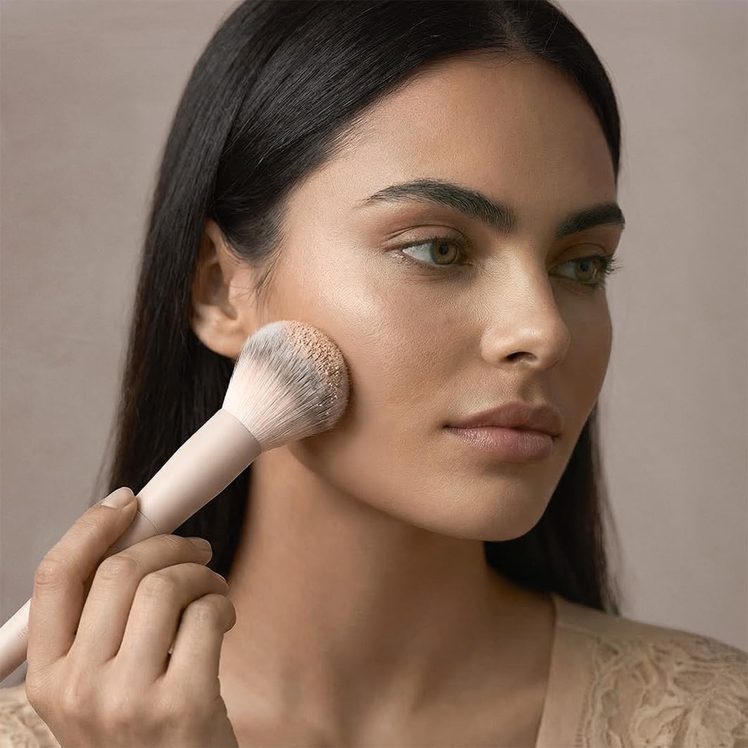 Make-up Pinselset Aura | 10-teiliges Pinselset mit 8 Schminkpinseln für Gesicht & Augen inkl. veganem Lederetui & Powder Puff Sponge | Professionelle vegane Kosmetikpinsel | Nude 2-farbig | Luvia – Bild 8