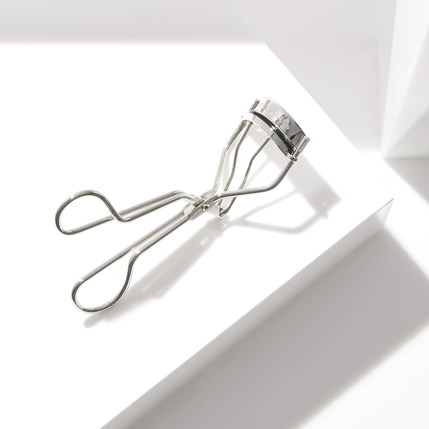 TWEEZERMAN Classic Wimpernzange (mit 3 Ersatzpads, ergonomischem Griff und sanfter Federung, aus rostfreiem Edelstahl) – Bild 7
