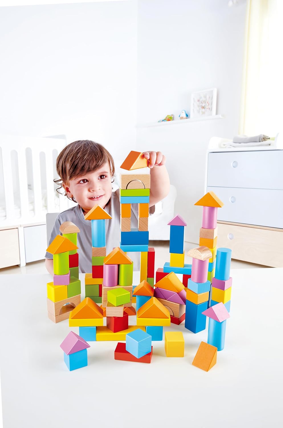 Hape Wunderbare Holzbausteine - 101-teiliges Set mit bunten Klötzen, Motorik- und Konstruktionsspielzeug, zur Förderung der Feinmotorik, für Kinder ab 12 Monaten – Bild 3
