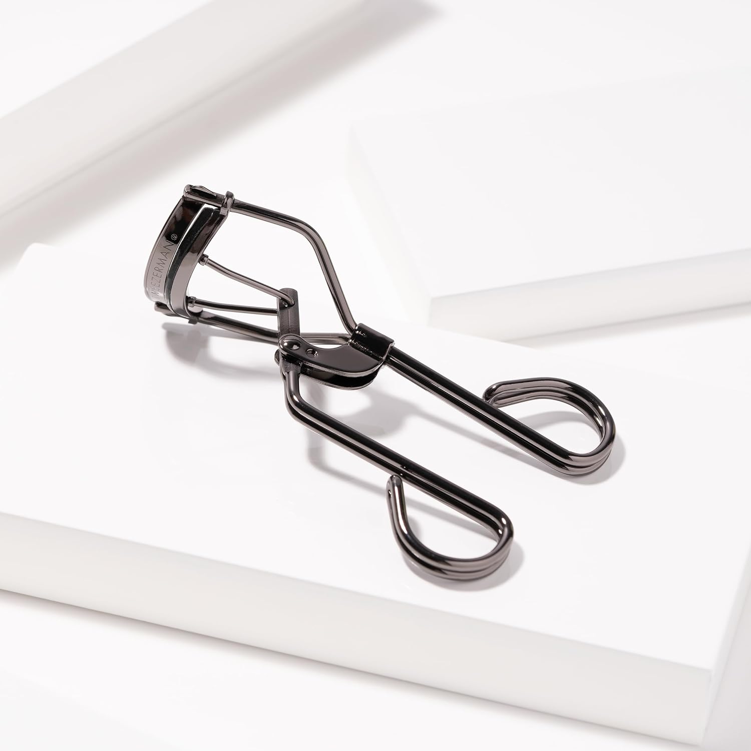 TWEEZERMAN Wimpernzange ProCurl & ProMaster (für runde und mandelförmige Augen, mit 3 Ersatzpads, rostfreier Edelstahl) – Bild 5