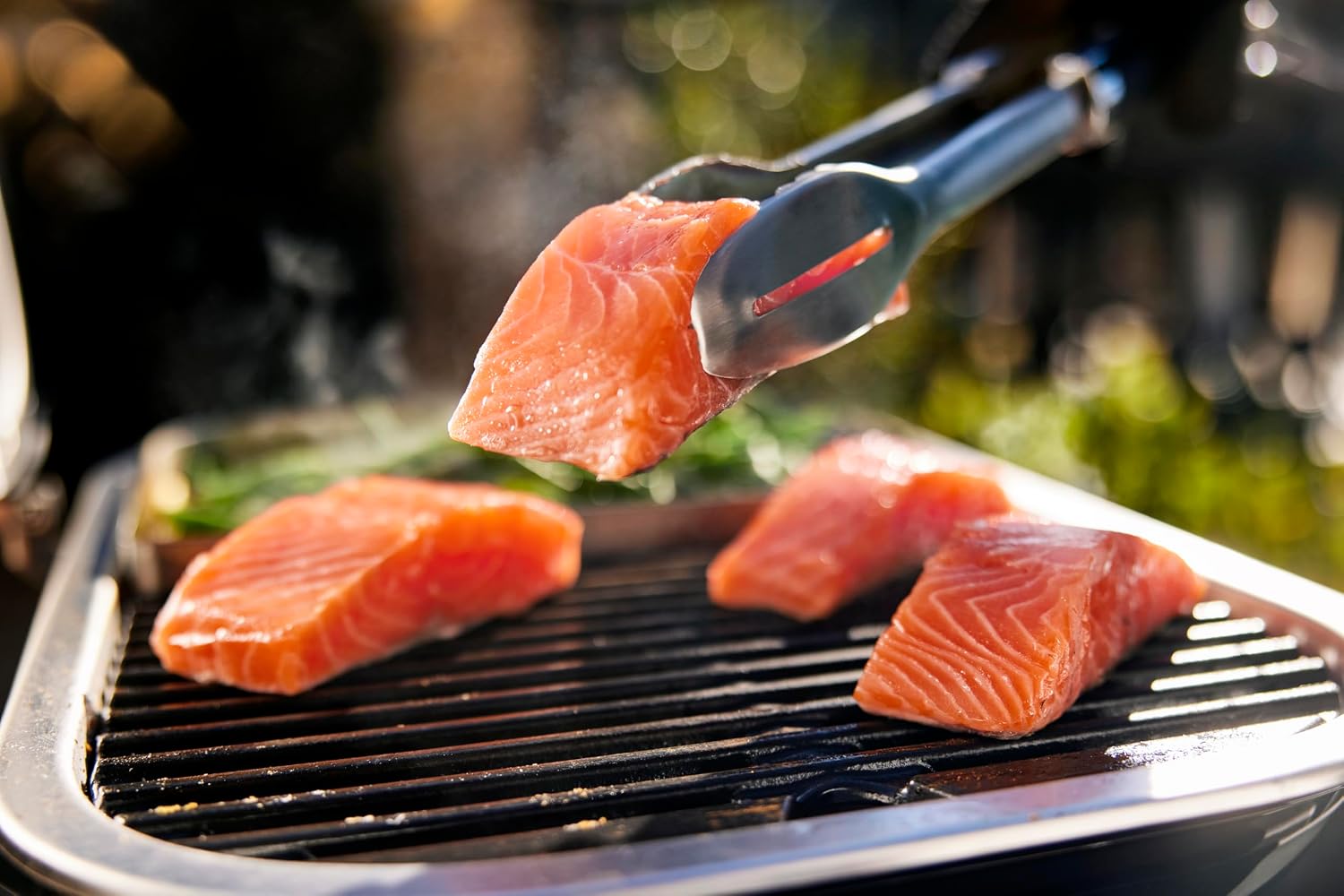 Weber Lumin Compact Tragbarer Kompakter Elektrogrill, Bis zu 315 °C, mit Deckelthermometer, Porzellanemaillierte Gusseisenroste, 43 x 32 cm Grillfläche, Schwarz (1502044) – Bild 17