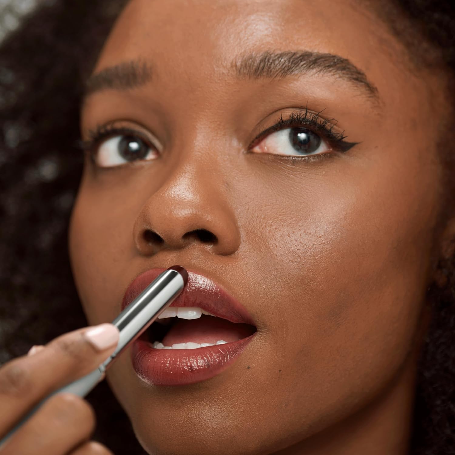 Clinique Almost Lipstick in Black Honey, Pink Honey and Nude Honey | #offcampus | Nicht ganz Lippenstift, nicht ganz Lipgloss – Textur eines getönten Lippenbalsams | Durchscheinend & ultraleicht – Bild 4