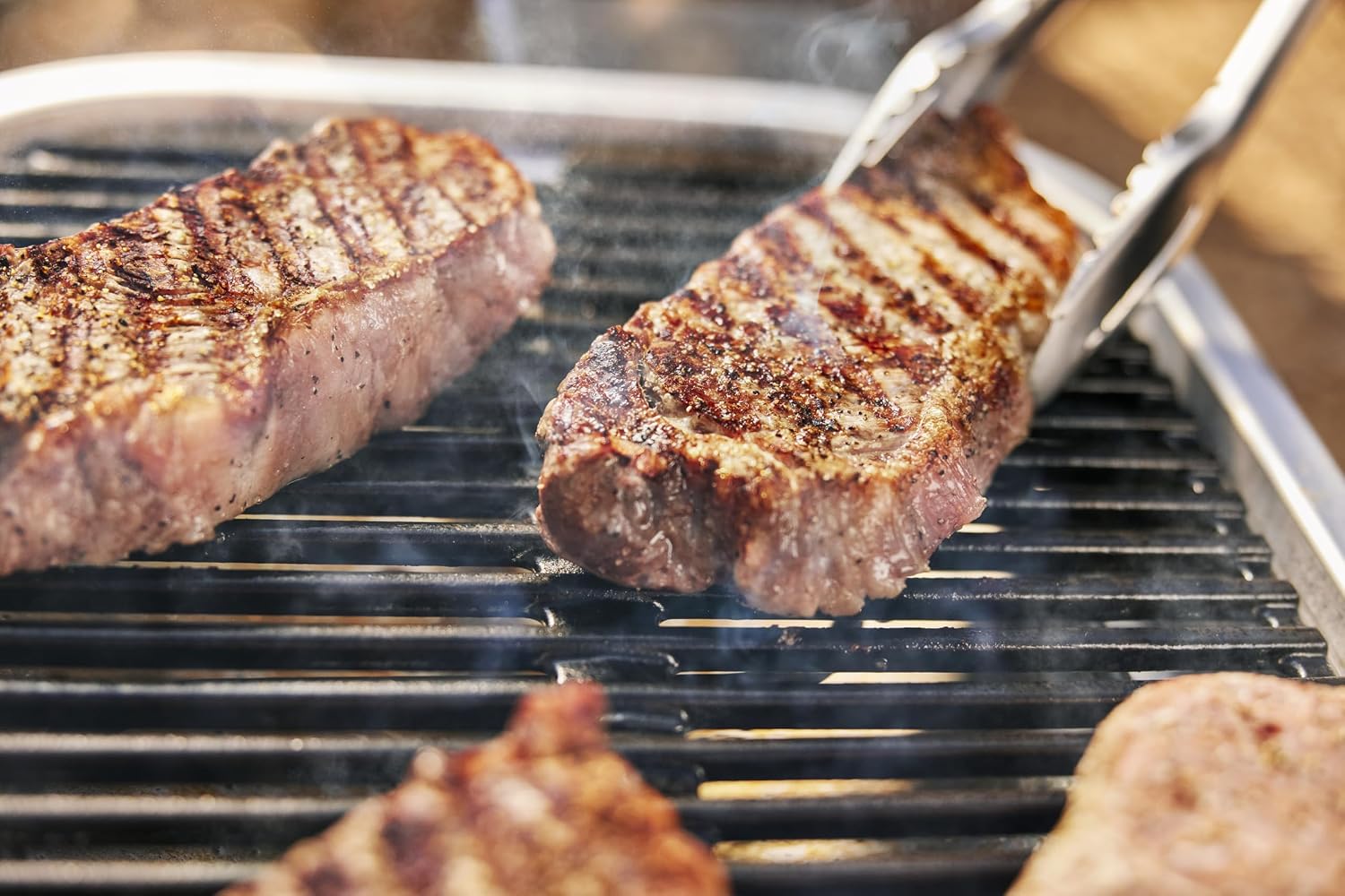 Weber Lumin Compact Tragbarer Kompakter Elektrogrill, Bis zu 315 °C, mit Deckelthermometer, Porzellanemaillierte Gusseisenroste, 43 x 32 cm Grillfläche, Schwarz (1502044) – Bild 16