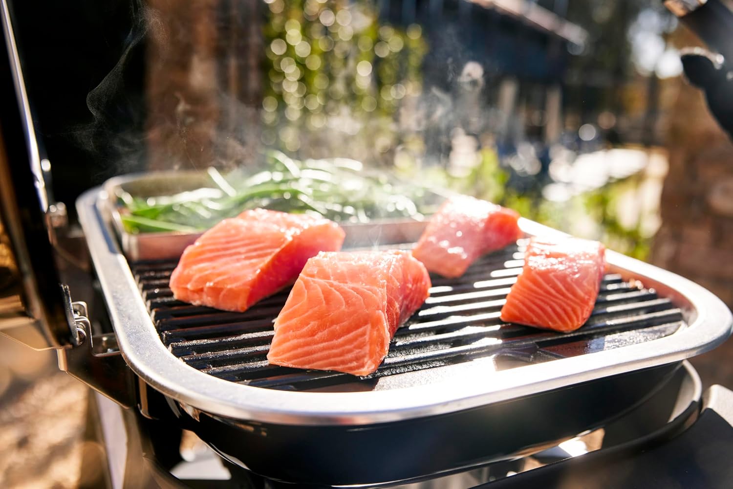 Weber Lumin Compact Tragbarer Kompakter Elektrogrill, Bis zu 315 °C, mit Deckelthermometer, Porzellanemaillierte Gusseisenroste, 43 x 32 cm Grillfläche, Schwarz (1502044) – Bild 18